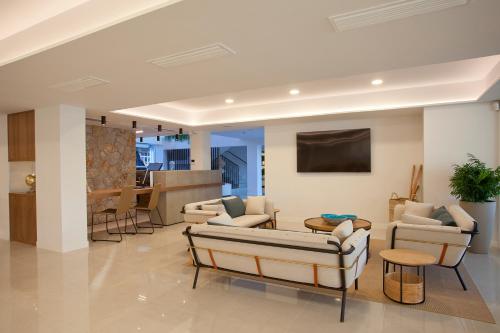 萨科马Hotel MiM Mallorca & Spa - Adults Only的带沙发和桌子的客厅
