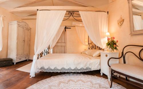 LivadeCasa Contessa的一间卧室配有一张带天蓬的床