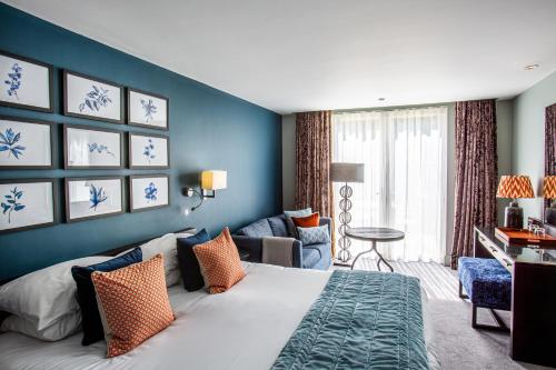索利赫尔霍加尔斯酒店的一间卧室设有一张大床和蓝色的墙壁