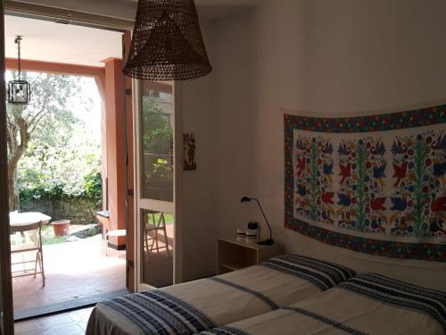 阿伦扎诺Casa Berizzi Mare - Arenzano Pineta的一间卧室配有一张壁画床