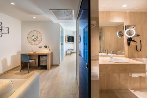 圣塞瓦斯蒂安库斯塔万斯卡巴塞罗酒店的一间带水槽和书桌的浴室
