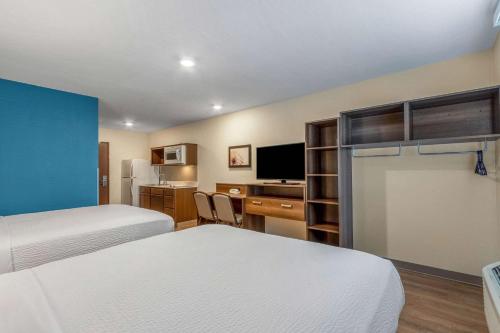 WoodSpring Suites Miramar客房内的一张或多张床位