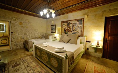Caftan Cave Suites客房内的一张或多张床位