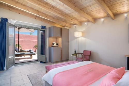 干尼亚Viaggio Elegant Rooms的一间设有两张床的卧室,享有沙漠美景