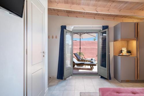 干尼亚Viaggio Elegant Rooms的一间设有通往庭院的门的房间