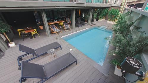 曼谷Hotel Ordinary Bangkok的甲板上游泳池的顶部景色