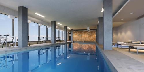 DundurnDakota Dunes Resort的大楼内带桌椅的游泳池