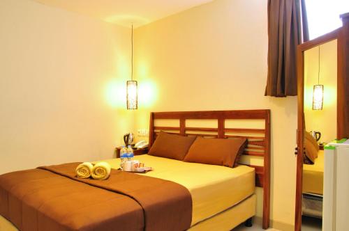 库塔库塔纱丽楼酒店的酒店客房,配有一张带两个金环的床