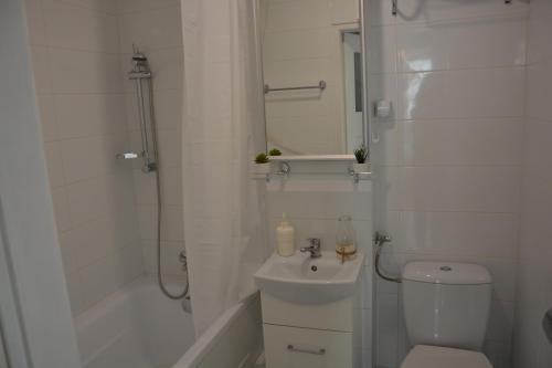 华沙OhMyHome - Park Mirowski Apartment的浴室配有卫生间、盥洗盆和淋浴。