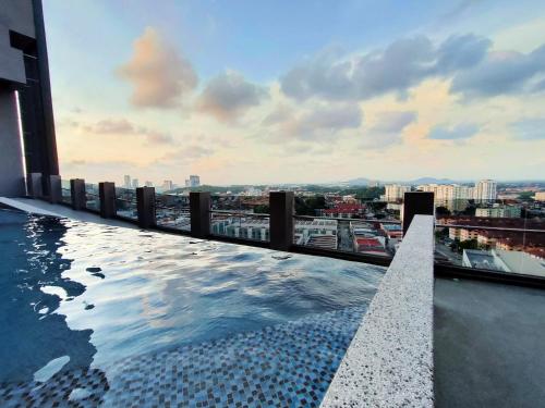 马六甲Imperio Residence Bathtub Studio Melacca Town-FreeParking的一座城市建筑顶部的游泳池