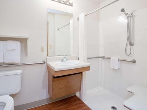 大章克申大章克申伍德斯普林酒店的白色的浴室设有水槽和淋浴。