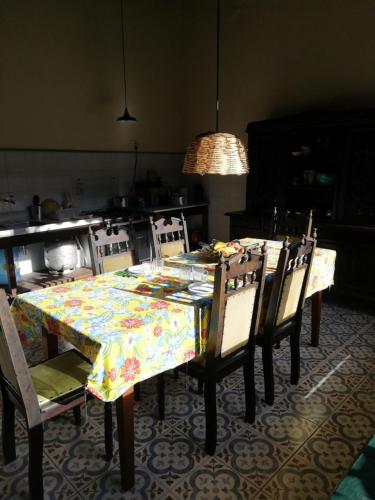 圣路易斯Casa Frankie的一间带桌椅的用餐室和一间厨房