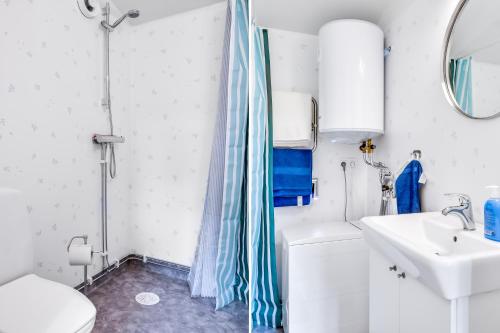 马尔默Cosy stay in southern Malmo的浴室配有淋浴帘和盥洗盆。