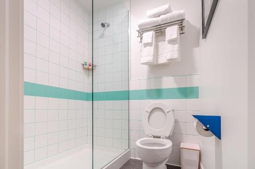 俄克拉何马城Classen Inn的一间带卫生间和淋浴的浴室