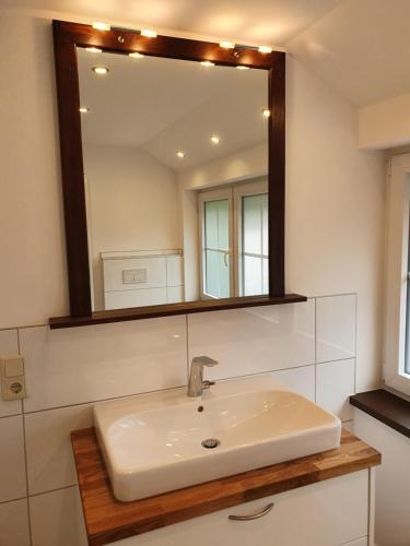 马里恩黑德Zwischen den Talsperren的浴室设有白色水槽和镜子