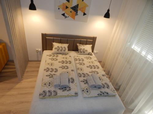 考津茨包尔齐考Pisztácia 2020 Apartman的一间卧室配有带2个枕头的床