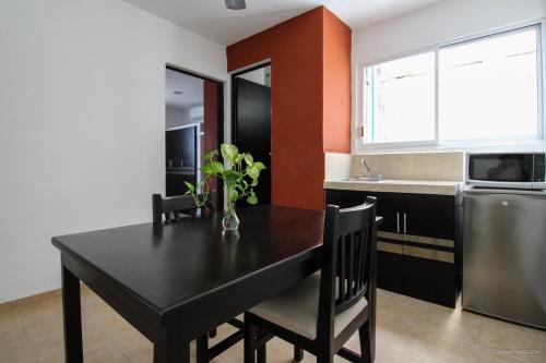 巴利亚多利德Gayser Apartamentos的厨房配有黑色的桌椅和水槽