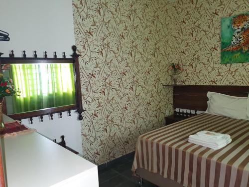 库亚巴Suíte 1, aconchegante, privativa e independente的一间小卧室,配有床和窗户