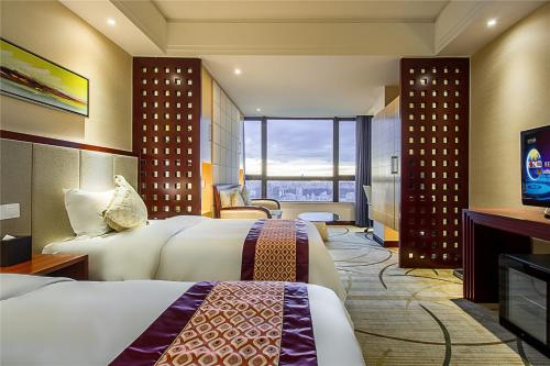 海口海口明光胜意大酒店（原明光国际大酒店）的酒店客房设有两张床和电视。