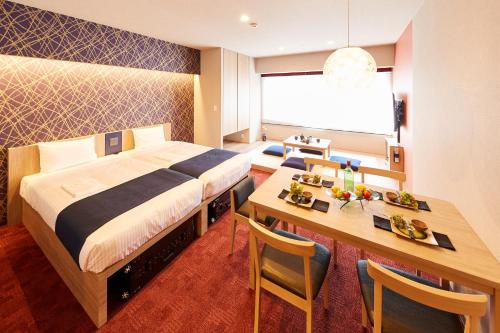 东京MONday Apart 日本橋水天宮前的酒店客房配有一张床和一张餐桌。