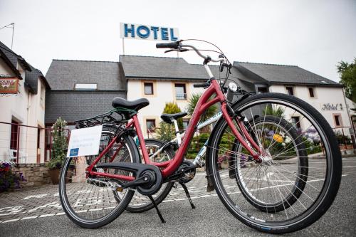 欧赖Hotel Le Branhoc - Brit Hotel Auray的停在酒店前的一辆红色自行车