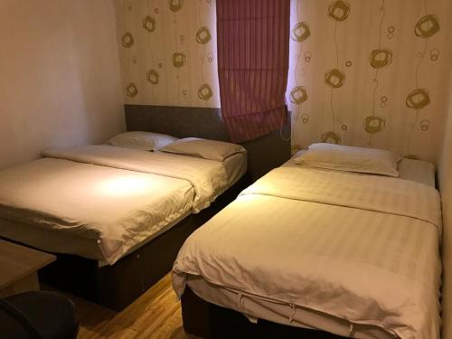 波德申我家民宿的小型客房设有两张单人床和窗户。
