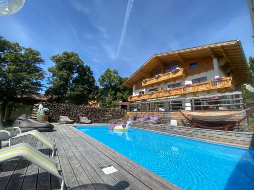 拉姆绍达赫斯坦Haus Bernhard的一座带游泳池和大楼的度假村