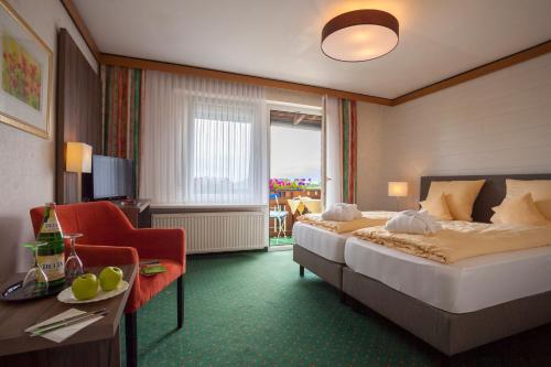 维林根伯格霍夫酒店的配有一张床和一把椅子的酒店客房