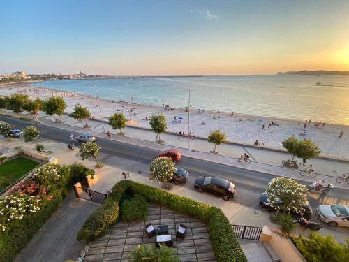 阿尔盖罗Appartamenti Sole 1的享有海滩空中景色,包括汽车和人