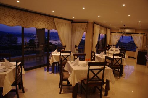 哈特比斯普特Château La Mer Exclusive Guesthouse & Spa的一间设有桌椅的景观餐厅
