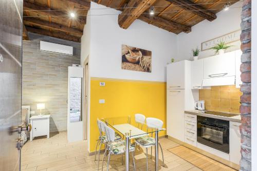 费拉拉Nel cuore di Ferrara的厨房配有桌椅和黄色墙壁