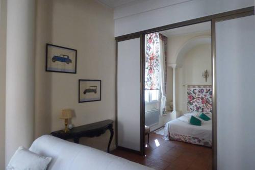 图卢兹Logis de Sainte-Scarbes的客房设有带一张床和镜子的卧室