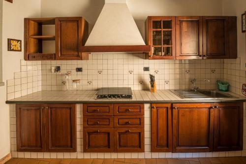 圣吉米纳诺caratteristico appartamento Grazia centro storico的厨房配有木制橱柜和台面