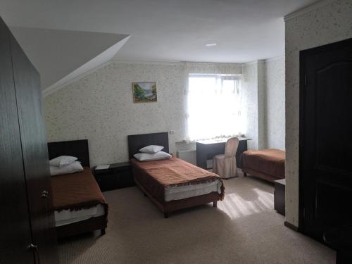 UlanovZhyttedar的一间卧室设有两张床和窗户。