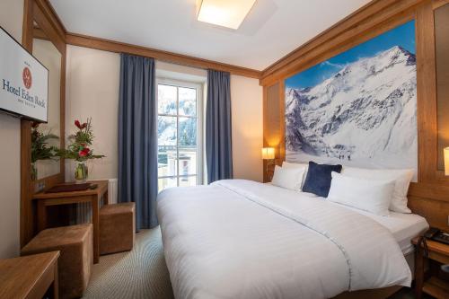 巴德加斯坦艾登洛克酒店的酒店客房设有一张带山壁画的大床