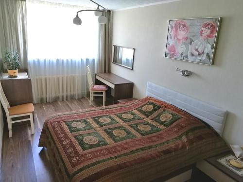 尤尔马拉Baltic Dreams 2的一间卧室配有一张床、一张书桌和一个窗户。