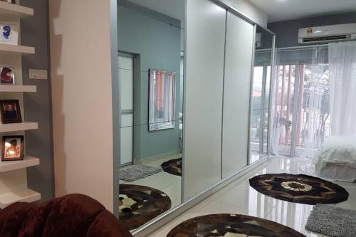 莎阿南Private studio at Bukit Jelutong的带镜子的房间和带地毯的房间