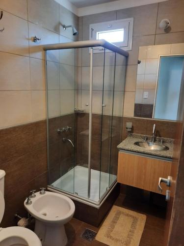 里奥夸尔托CALIDO-Departamento 1 dormitorio amueblado excelente ubicacion的带淋浴、卫生间和盥洗盆的浴室
