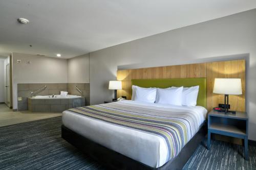 俄克拉荷马城机场卡尔森江山旅馆及套房酒店客房内的一张或多张床位