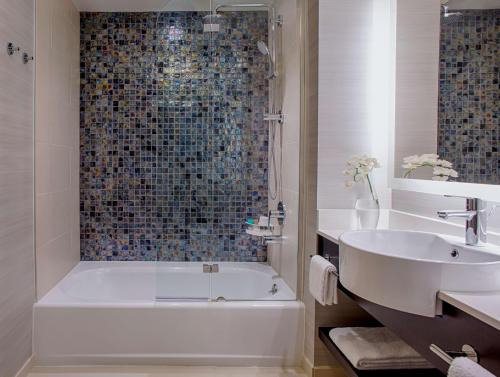 圣地亚哥阿文蒂诺凯悦拉霍亚酒店的白色的浴室设有浴缸和水槽。