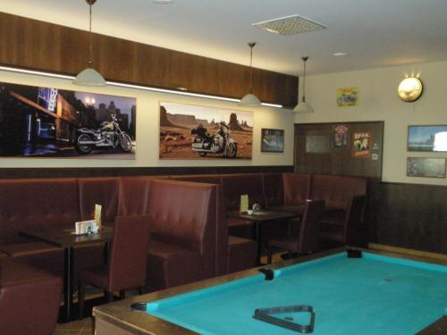 波霍热利采咖啡厅酒店的中间设有台球桌的餐厅