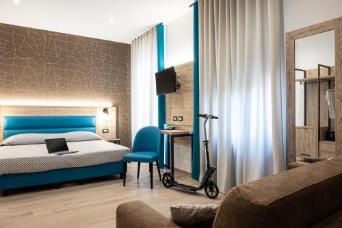 库尼奥库内奥酒店的一间卧室配有蓝色的床和蓝色椅子