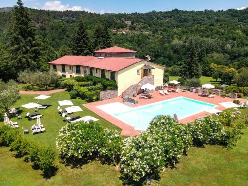 蓬特雷莫利卡德尔摩洛度假酒店的享有带游泳池的房屋的空中景致