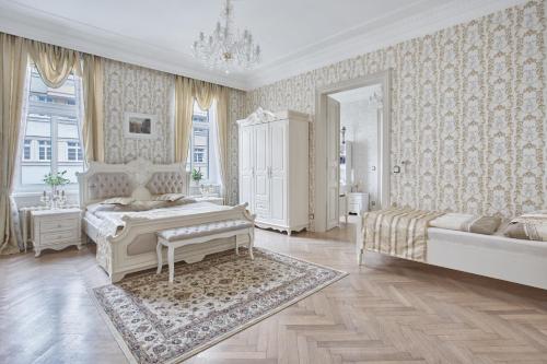 卡罗维发利豪华怀旧公寓的白色的卧室设有床和大窗户