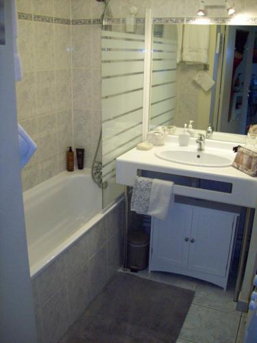 南特T2 avec box proche Graslin的浴室配有盥洗盆、浴缸和盥洗盆