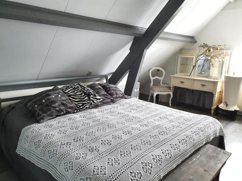 PurmerBed en Breakfast Het Friesche Paard的卧室配有白色的床和梳妆台。