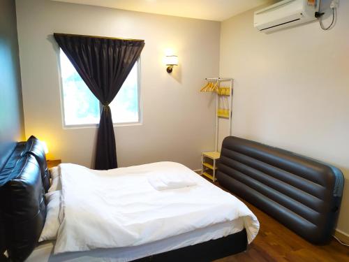 D'Ocean Homestay in Tiara Desaru Residence客房内的一张或多张床位