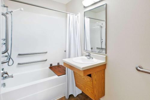 WoodSpring Suites St Louis St Charles的一间浴室