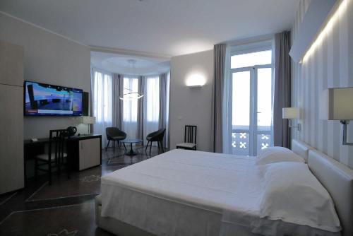 热那亚维托瑞亚酒店的酒店客房,配有床和电视