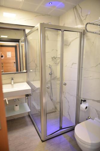 马尔马里斯绿洲酒店 的带淋浴、卫生间和盥洗盆的浴室